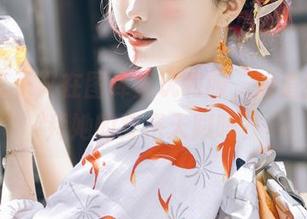 ElyEE子又在图库里玩和服，难道我该膜拜她的穿搭天赋吗？