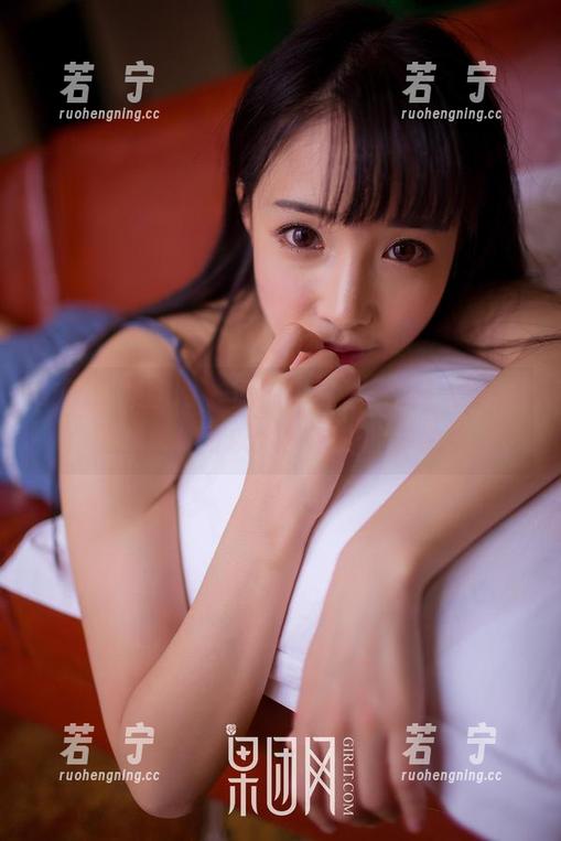 GIRLT果团网 - 原图讲真，王婉悠的校服就是那种可以穿透时光的单品吧