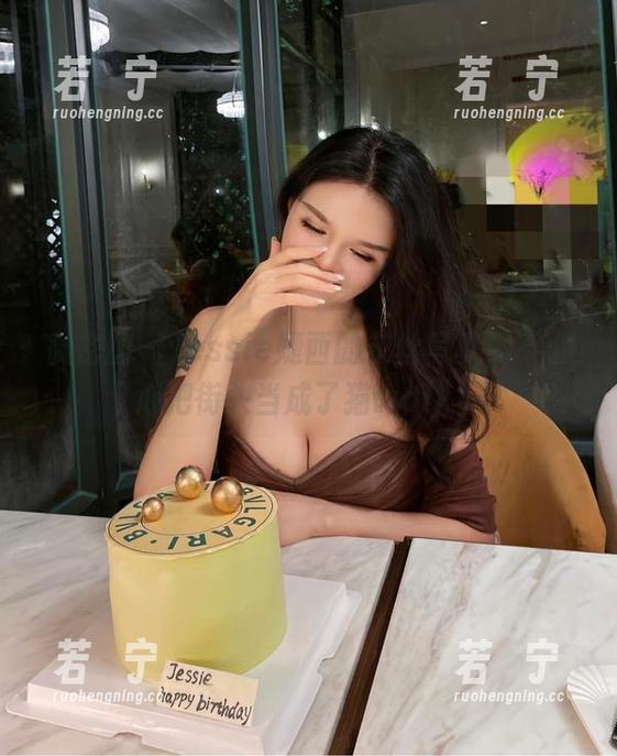 微密圈 - Jessie婕西的灰丝写真，不小心把街头当成了猫walk！