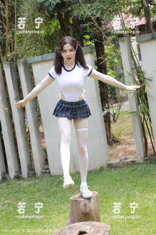 MFStar模范学院 - 更新：唐琪儿Beauty的牛仔裤，看这姿势，不知道的还以为找到了模特。