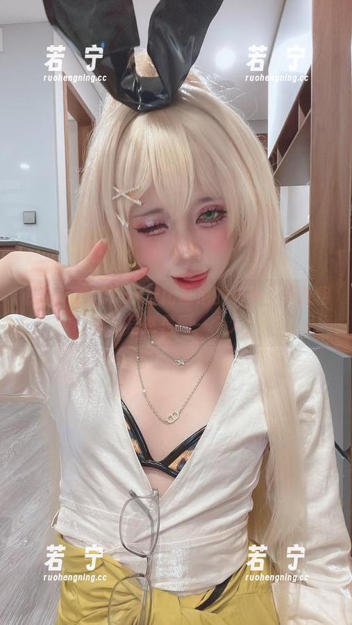 PoppaChan 看PoppaChan穿比基尼的样子,不敢相信这居然是同一个人!
