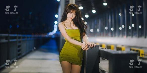 私拍中的Tina很妖孽呀，棉袜一撩，感觉气氛都变了。