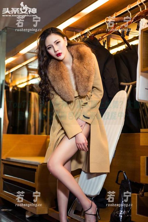 TouTiao头条女神 - 游泳圈上尬舞？大蜜蜜的泳池高清图包修炼游泳技能中…