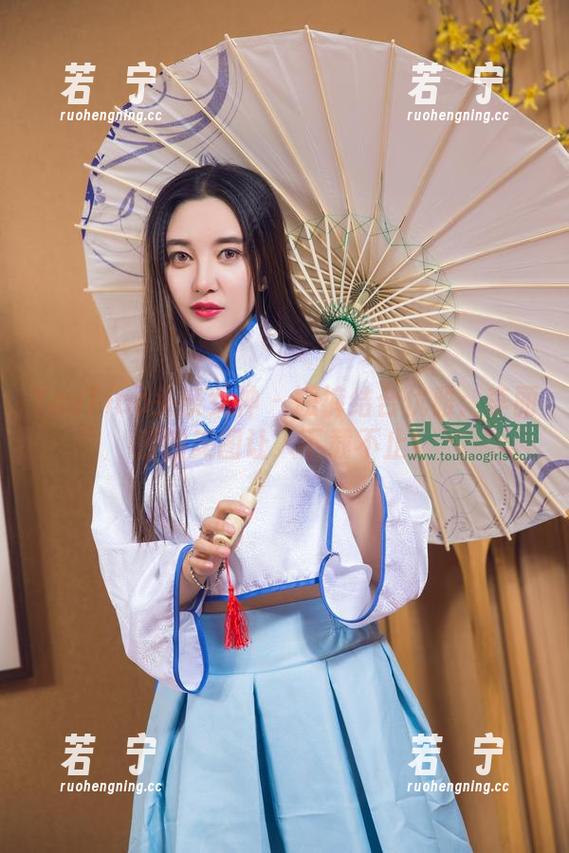 TouTiao头条女神-李丽莎 TouTiao头条女神 - 短裤结合优雅:李丽莎的美图让人下载不止!