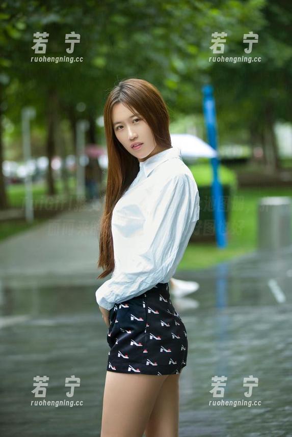 TuiGirl推女郎 - 何奕恋的泳池图册，扑面而来的清凉透心，人好图也好