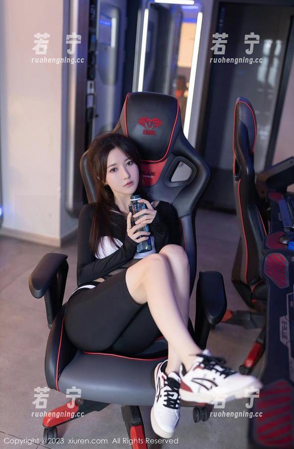 Xiuren秀人网 - 在拍黄瓜girl的私房间里，原图和网袜轻轻交汇