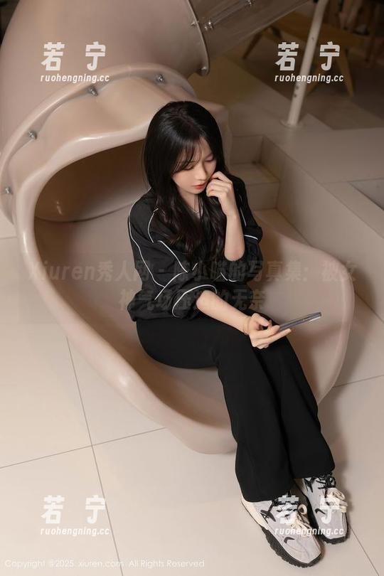 Xiuren秀人网 - 陈小喵的写真集：被女神气场压迫的无奈