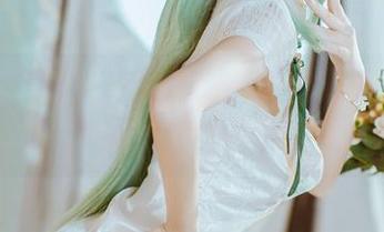 coser衣衣的私房时刻：紫雨心合集，穿越少女战线的奇妙之旅