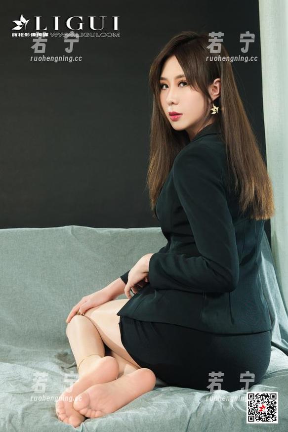 丽柜-小唐 丽柜 - 小唐现身!最新套图里的网袜带啥画风?