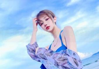 校服写真里，啾小妍Deer的眼神倒映出小小的壁纸宇宙。