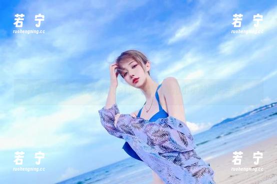 校服写真里，啾小妍Deer的眼神倒映出小小的壁纸宇宙。