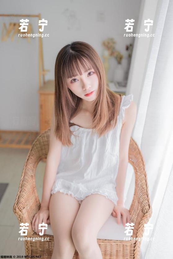 喵糖映画 有趣啊,这喵糖映画的黑丝制服美女,全套原图间透着些微偷偷的意味。