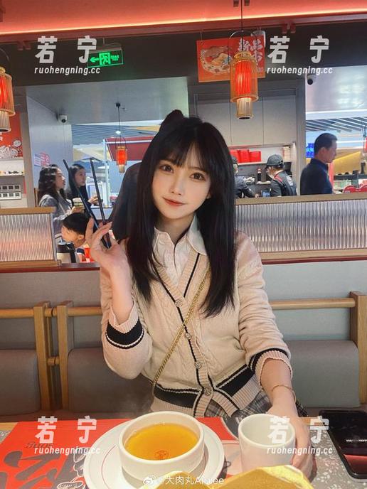 更新了！大肉丸Amiee睡衣套图，原来居家也可以这么有型！