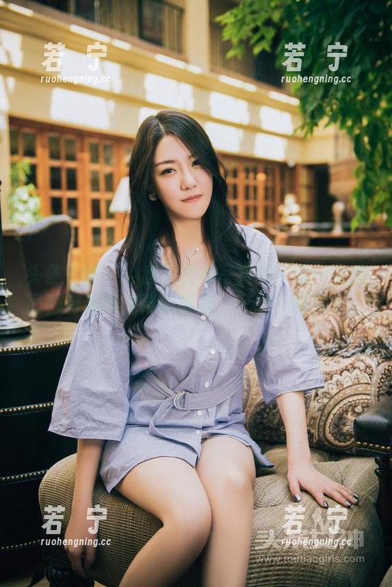 头条女神 - 小晴子皮衣写真集：每一张原图都有那种无形的诱惑，只想一探究竟。