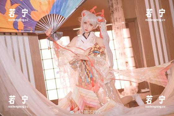 信浓的流光溢彩，却被奶狮不咬人借无圣光写真一句话总结。