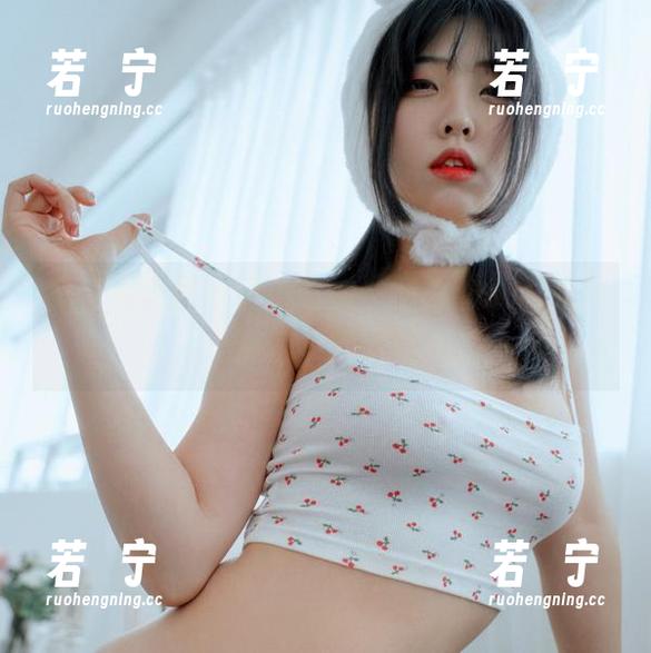 宋哈娜这款泳装，看似不费力的无圣光风，别有一番韵味。