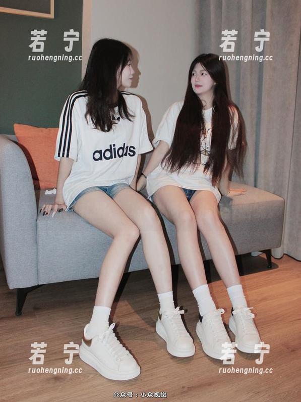 小众视觉 - 在洁洁的资源里，偶遇那件无可挑剔的礼服，真有种晒圈的邀请函呢。