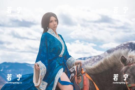 浴缸里的小和甜酒，照片显得特别撩人？