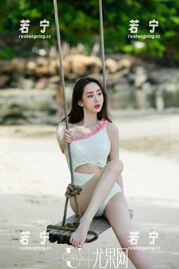 尤果网 - 精选，仙妮在海边的每一张都像是在偷懒，一点也不想扭捏。