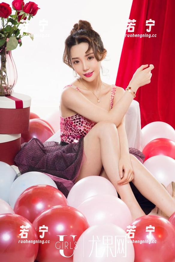 尤果网 - 刘嘉琦cherry的夏日美图大赏：是的，她和特技海豚很有默契，小心你不小心被溅到了！
