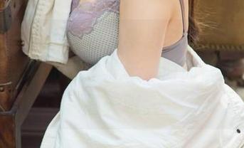 尤果网 – 一本图包，李思宁的温柔在我眼里晃荡，时而似水流年，时而让人想要多看一眼。