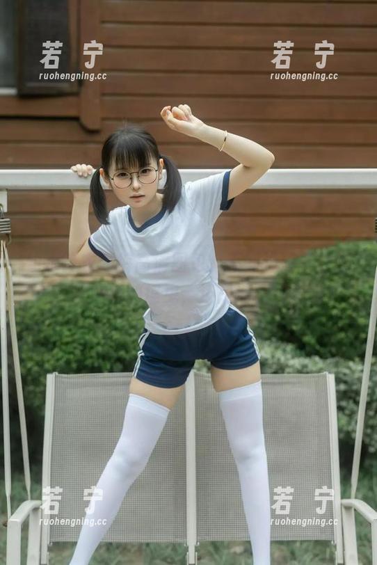 幼水铃衣短裤高清图包，不知道该关注哪处，是裙摆的摇曳，还是清新气息啦？