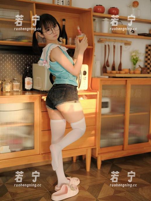 当秘书变身模特，幼水铃衣的写真集像极了职场欢乐剧！