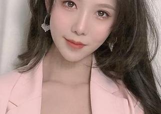 套图里的抖娘利世像是一个明媚的夏日精灵，随手一拍都能让人放松下来。