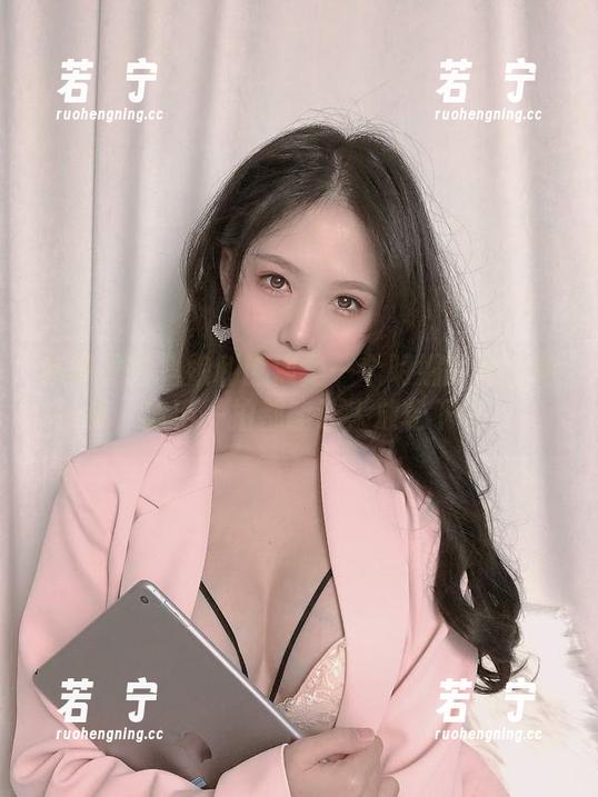 套图里的抖娘利世像是一个明媚的夏日精灵，随手一拍都能让人放松下来。