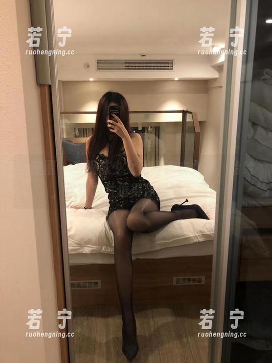 微密圈 - 当提袜少女化身泳衣女神，哈哈，这些图片值得你慢慢下载！