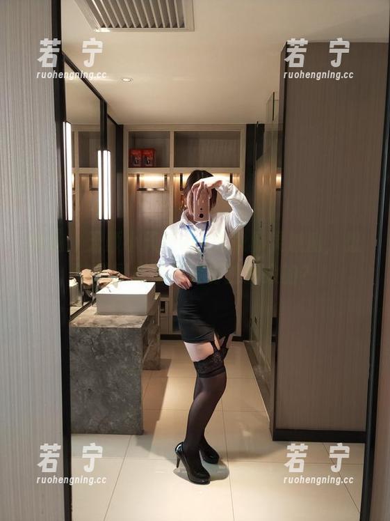 精选：无颜小天使wy变身邪灵魅魔，想知道图集里有没有扯耳朵的？