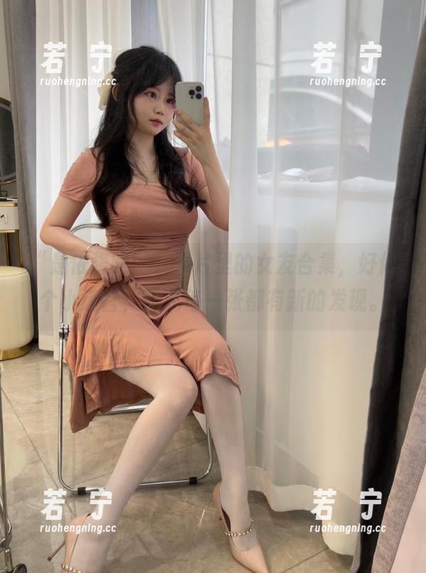 “是依酱呀”，照片里的女友合集，好像个小迷宫，让我每一张都有新的发现。