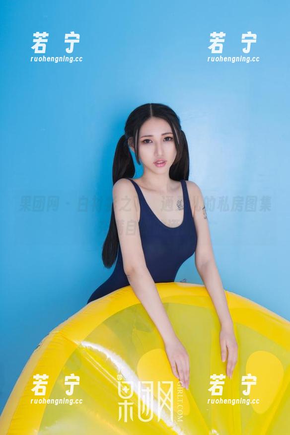 果团网-通灵儿 果团网 - 白衬衫之下,通灵儿的私房图集充满自然的洒脱