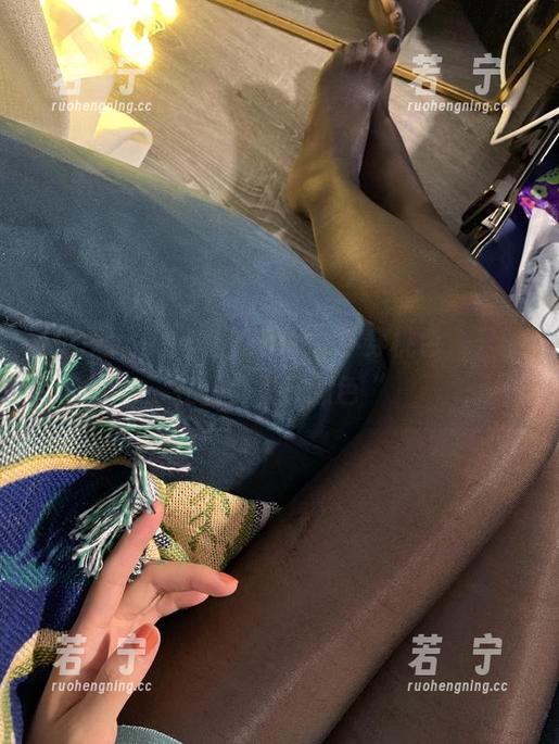微密圈 - “这里的桃脱了不穿桃色，只想在图库里玩黑色“