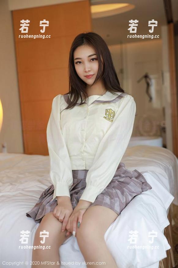模范学院 - 白丝？伊小七MoMo的全套写真，真是脑子里一阵晕乎乎的感觉。