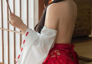 白色也能这么撩人，樱井宁宁带着图集在调皮求关注。