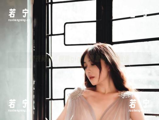 深夜闲情：樱晚gigi写真里的默默细语