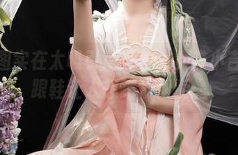 这美图实在太吸引！爆机少女喵小吉的高跟鞋让人想蹭个角度。