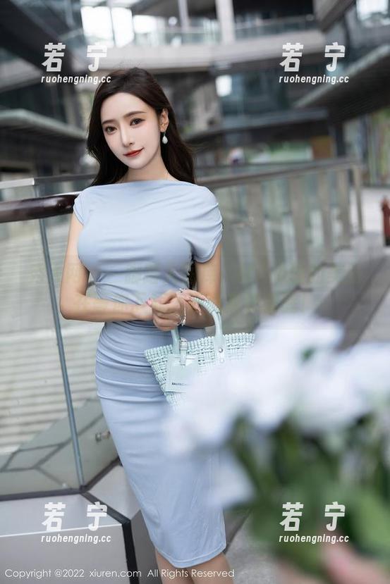 秀人网 - 一脚踏入图库：Miko酱的美脚在等你下载，别说我没提醒！