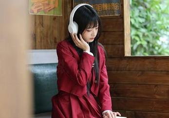 秀人网 – 这组养乐多Doll朴实无华的高清制服，像是在说：我的气质才是亮点哦