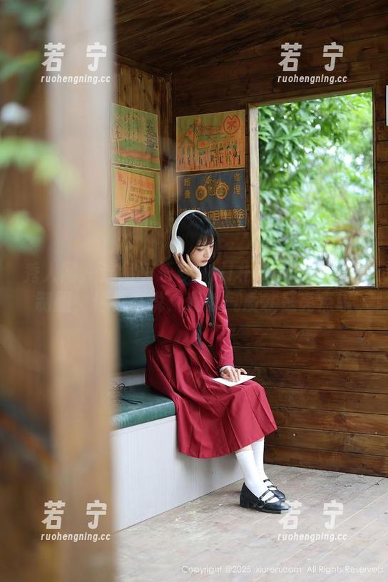 秀人网 - 这组养乐多Doll朴实无华的高清制服，像是在说：我的气质才是亮点哦