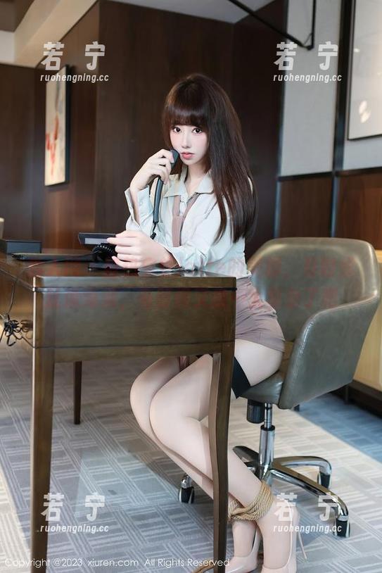 秀人网 - 趁热拿铁latte的美脚，有时候就像海浪，有时候又像…太复杂了吧