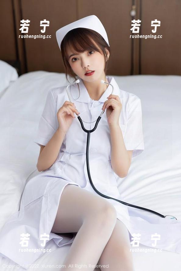 秀人网 - 陈雅漫VICKY的白丝全套，竟然让我想到了那种旧电影里的慢镜头，脸上挂着一丝迷茫。