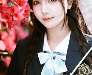 秋山AkI的夏季图片：这份热情简直像闷热的午后，更别提那些绚烂的花朵了！
