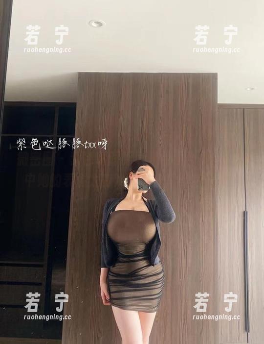 微密圈 - 紫色哒豚豚早期视频合集，原图中她的表情太有戏了，分享给你们瞧。