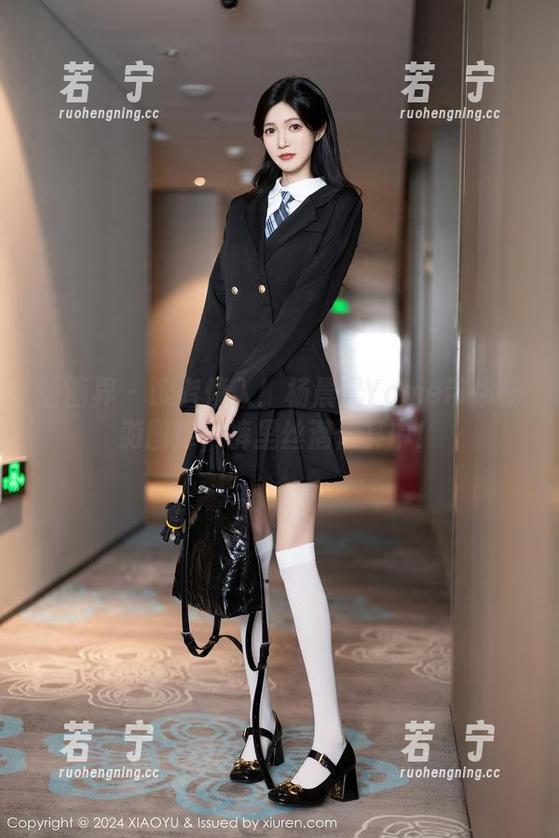 语画界-杨晨晨Yome 语画界 - 读者慎入!杨晨晨Yome带你畅游图库,裤里丝潜伏其中!