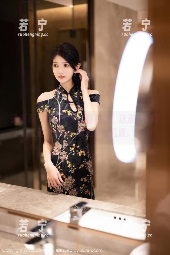 语画界 - 言沫的私拍图包里，这连体衣可是个亮点，真想多看几眼。