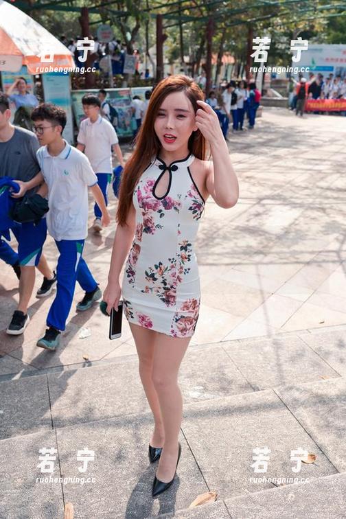 魔镜街拍 - 我就问，壁纸是不是得找婷婷这白色吊带和黑丝美腿，实在是太养眼了！