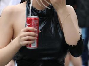 魔镜街拍高清资源，黑丝改良旗袍赋予女人不一样的内涵，伦理的边缘却又不失优雅！