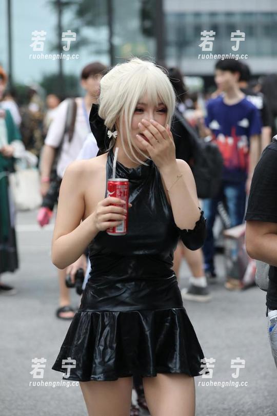 魔镜街拍高清资源，黑丝改良旗袍赋予女人不一样的内涵，伦理的边缘却又不失优雅！